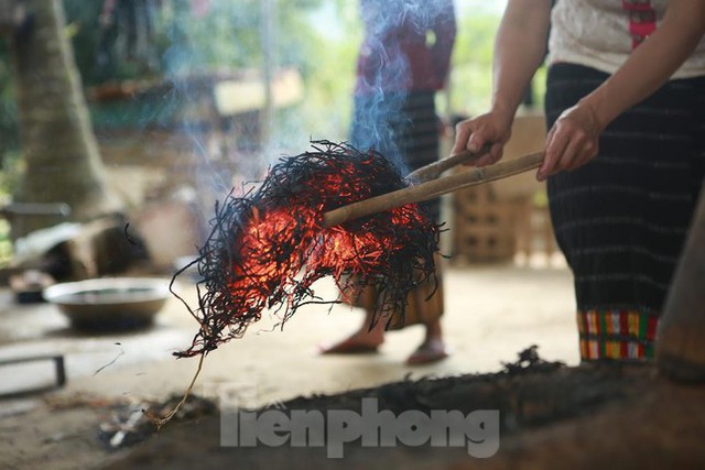  Độc đáo bánh chưng đen của người Thái ở Nghệ An  - Ảnh 5.