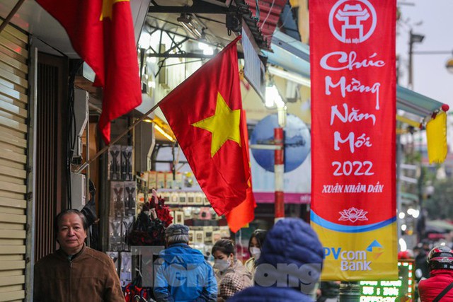  Phố phường Hà Nội đỏ thắm màu cờ ngày 29 Tết  - Ảnh 6.