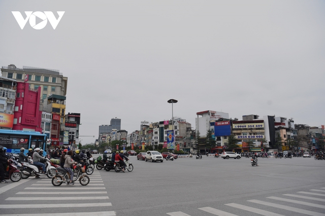 Đường phố Hà Nội vắng lặng trong ngày cuối cùng năm Tân Sửu - Ảnh 8.