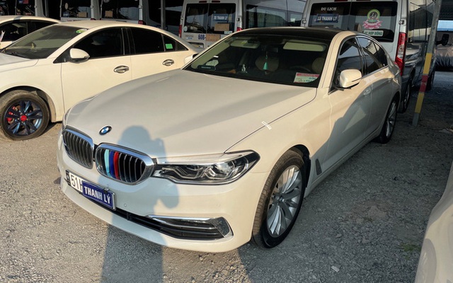 Một chiếc BMW đang được rao bán tại VIB.
