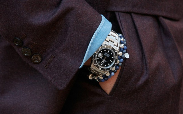 Một chiếc đồng hồ Rolex Submariner kết hợp với vòng tay màu xanh lam.
