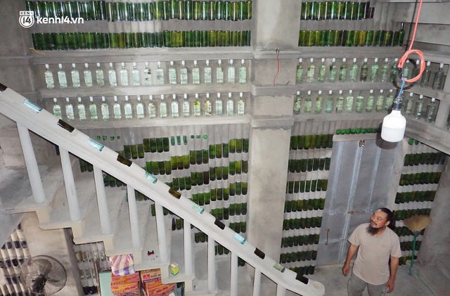  Bên trong ngôi nhà 2 tầng được xây dựng bằng hàng chục nghìn vỏ chai của dị nhân ở Hội An - Ảnh 2.