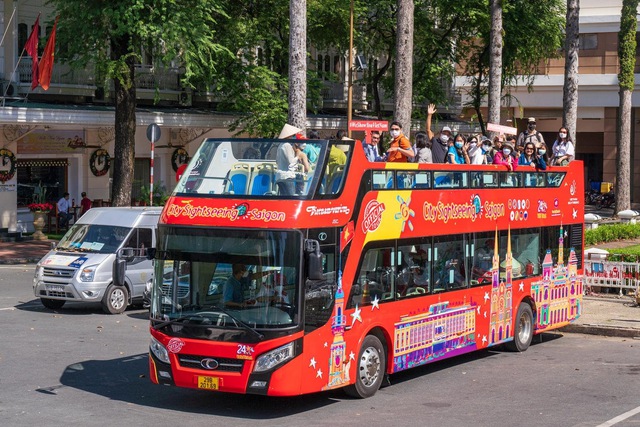  Thêm xe buýt 2 tầng để du khách khám phá Sài Gòn từ trên cao - Ảnh 1.