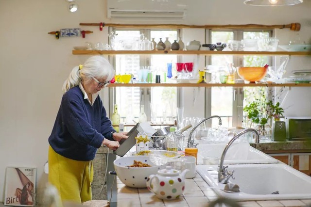 Ngôi nhà thôn quê ở Nhật Bản của cụ bà 76 tuổi yêu thích đọc sách, nấu ăn, sống gần thiên nhiên - Ảnh 4.