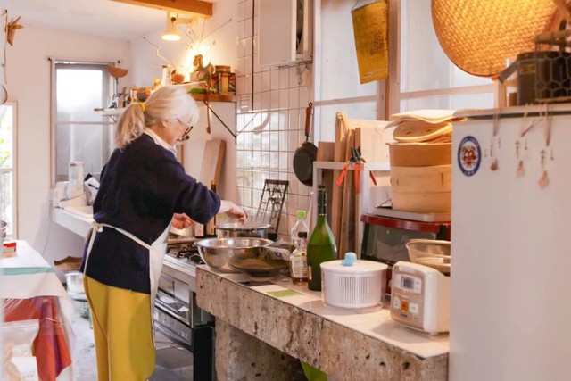 Ngôi nhà thôn quê ở Nhật Bản của cụ bà 76 tuổi yêu thích đọc sách, nấu ăn, sống gần thiên nhiên - Ảnh 5.