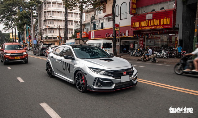 Cuối tuần qua, ông Đặng Lê Nguyên Vũ xuất hiện tại quận 5 (TP.HCM) cùng chiếc Honda Civic Type R. Xe thuộc thế hệ thứ 5, về nước cuối năm 2021 thông qua một đại lý nhập khẩu tư nhân ở Hà Nội. Phía đại lý từng cho biết Honda Civic Type R được một khách hàng đặt trước, giá bán hơn 4 tỉ đồng.