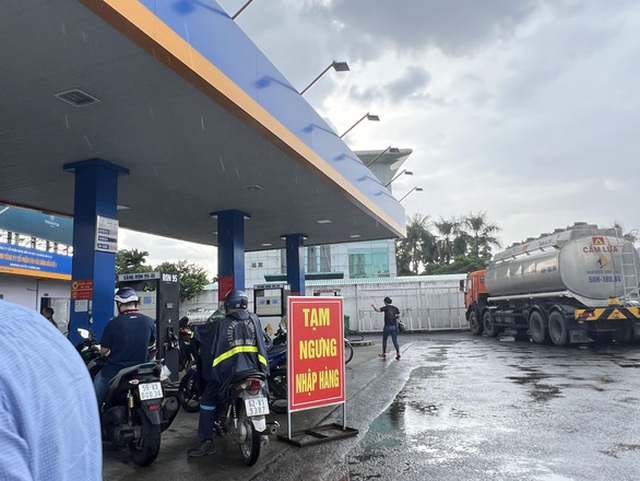 Một cây xăng ở quận Tân Bình, TP.HCM, ngay cửa ngõ ra vào sân bay Tân Sơn Nhất đang nhập hàng và bên trong khách đang chờ đợi đổ xăng - Ảnh: T.THƯƠNG