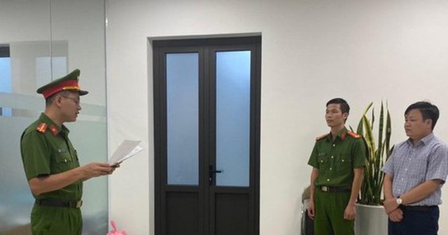 Lực lượng chức năng thực hiện các thủ tục tố tụng đối với bị can Vũ Xuân Lưu (ngoài cùng bên phải)