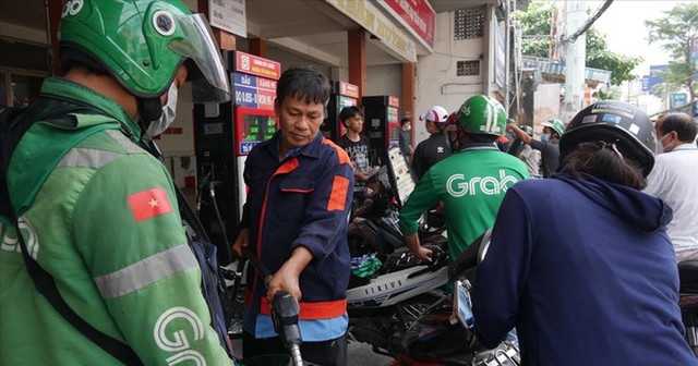 Người dân TPHCM đã không còn gặp khó khăn khi đi mua xăng dầu Ảnh: HOÀNG TRANG