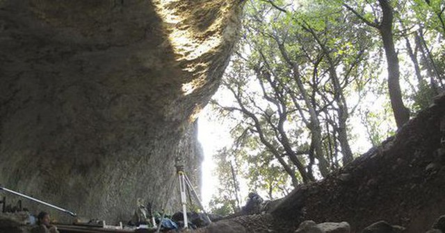 Hang Mandrin ở Pháp, một trong những hang động nổi tiếng vì tàn tích của cả 2 loài người Neanderthals và Homo sapiens