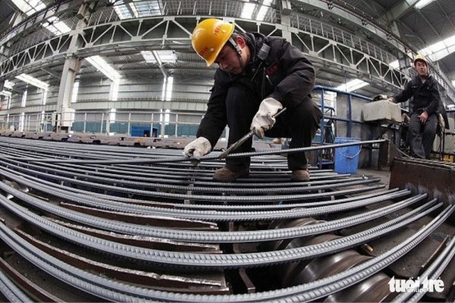 Trong lúc doanh nghiệp gặp nhiều khó khăn, kết quả làm ăn sa sút, cổ phiếu ngành thép cũng rớt giá mạnh - Ảnh: BẢO NGỌC