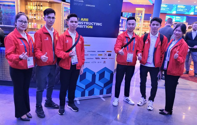 Nguyễn Xuân Thái (thứ 3 từ trái sang) và Nguyễn Thanh Tùng (thứ 4 từ trái sang) vừa giành 2 huy chương cho đoàn Việt Nam - Ảnh: CTV