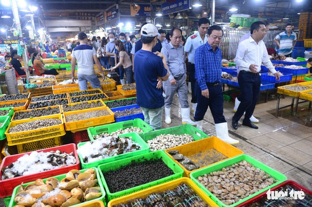 Bộ trưởng Bộ Nông nghiệp và Phát triển nông thôn Lê Minh Hoan đi khảo sát thực tế tại chợ đầu mối Bình Điền (quận 8, TP.HCM) - Ảnh: QUANG ĐỊNH