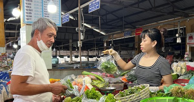 Ghi nhận chiều 17/10 tại các chợ ở Đà Nẵng, giá nhiều loại rau xanh tăng gấp 3 - 4 lần so với ngày thường, nhiều mặt hàng rau khan hiếm.