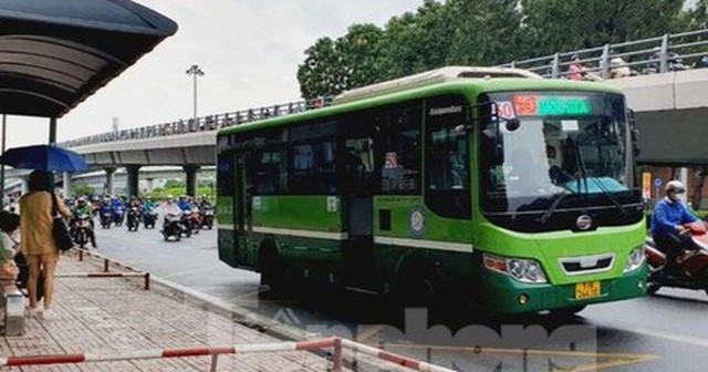 Xe buýt hoạt động tại công viên Gia Định