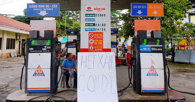 Nhân viên cây xăng trên đường Phan Văn Trị (quận Gò Vấp) xua tay ra hiệu "hết xăng", chỉ khách đi nơi khác sáng 19-10 - Ảnh: NHẬT XUÂN