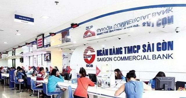 Khách hàng giao dịch tại ngân hàng SCB.