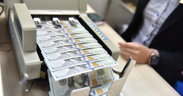 Ngân hàng Nhà nước niêm yết giá bán đồng USD lên mức cao nhất từ trước đến nay là 24.870 đồng/USD - Ảnh: QUANG ĐỊNH