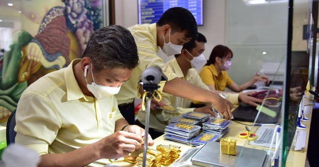 Hiện giá vàng miếng SJC đang cao hơn giá vàng thế giới 17,87 triệu đồng/lượng - Ảnh: NGỌC PHƯỢNG