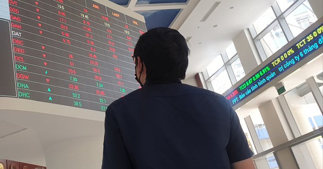 Trong vòng một năm nay giá cổ phiếu TNI đã bị giảm hơn 82%. Trong ảnh là nhà đầu tư đang theo dõi một phiên giao dịch chứng khoán - Ảnh: BÔNG MAI