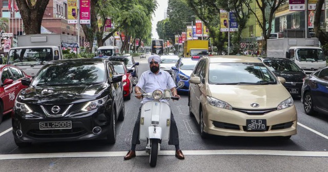 Chi phí cho một giấy phép xe máy mới ở Singapore đã tăng hơn 200% trong bốn năm qua. Ảnh: Roy Issa