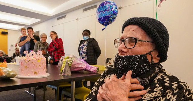 Bà Elaine Terry tổ chức sinh nhật 104 tuổi với sự tham dự của bạn bè và gia đình.
