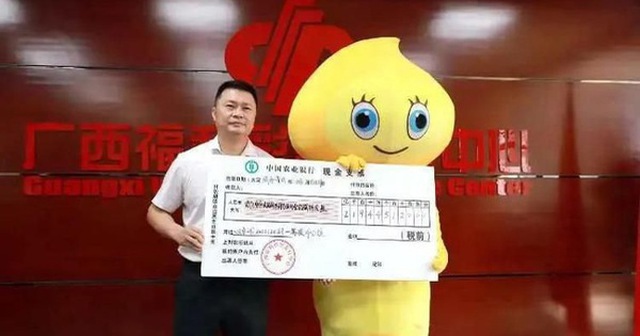 Ông Li trong bộ trang phục hóa trang đến nhận tiền thưởng hôm 24-10 tại Trung tâm xổ số phúc lợi tỉnh Quảng Tây - Ảnh: BREAKINGLATEST