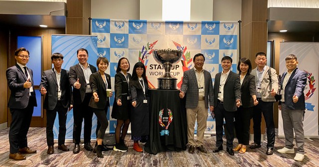 Các lãnh đạo Cục Phát triển Thị trường và Doanh nghiệp thuộc Bộ Khoa học và Công nghệ, cùng các đại diện của Việt Nam tại Startup World Cup 2022 tổ chức ở Mỹ.