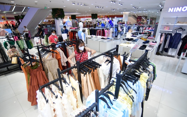 Thị trường bán lẻ đã sôi động trở lại trong nhịp sống bình thường. Trong ảnh: người dân mua sắm quần áo tại trung tâm thương mại Sense City (TP Thủ Đức) - Ảnh: QUANG ĐỊNH