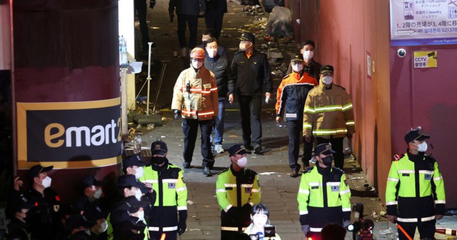 Lực lượng cứu hộ và cảnh sát túc trực tại hiện trường sự việc tối 29-10 - Ảnh: REUTERS