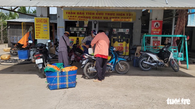 Một cửa hàng xăng dầu tại huyện An Phú, An Giang chỉ bán 25.000 đồng cho người dân vào chiều 3-10 - Ảnh: MINH KHANG