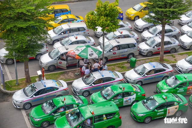 Nhiều hãng taxi chạy trong sân bay Tân Sơn Nhất, TP.HCM, mỗi hãng một màu xe, đồng phục riêng cho tài xế - Ảnh: QUANG ĐỊNH