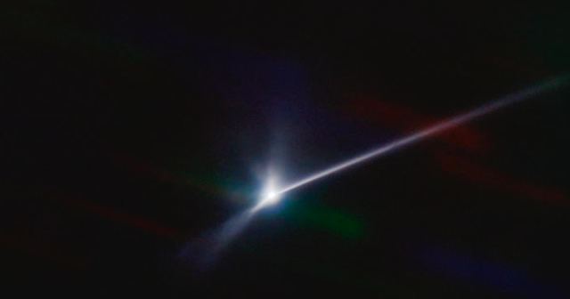 Một vệt bụi dài như sao chổi được tạo nên sau khi tàu vũ trụ của NASA lao vào tiểu hành tinh Dimorphos