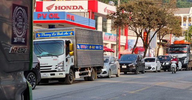Ô tô xếp hàng dài trên quốc lộ 6 đoạn qua thị trấn Mộc Châu chờ mua xăng, dầu - Ảnh: CTV