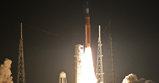 Tên lửa SLS và tàu thám hiểm Orion khởi thành tại bang Florida, ngày 16-11 - Ảnh: REUTERS
