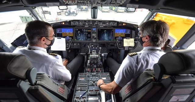 Để cắt giảm chi phí và giải quyết tình trạng thiếu nhân lực, các hãng hàng không đang nỗ lực để cắt giảm bớt phi công trên các chuyến bay - Ảnh: BLOOMBERG