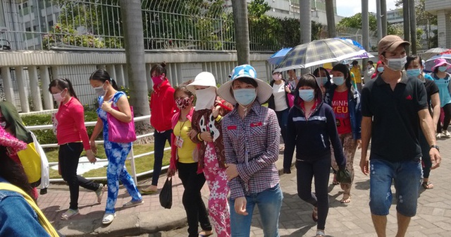Một bộ phận công nhân Công ty TNHH PouYuen Việt Nam phải bớt giờ làm do đơn hàng sụt giảm