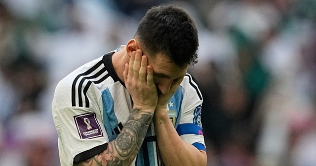 Messi cố gắng trấn an đồng đội sau trận đấu - Ảnh: AP