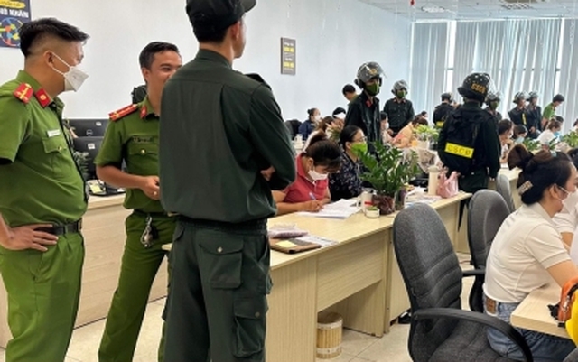 Lực lượng chức năng Quảng Nam khám xét 2 công ty ở TP Tam Kỳ. (Ảnh: C.A)