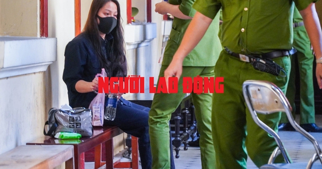 Bị cáo Nguyễn Võ Quỳnh Trang được đưa tới tòa sáng nay