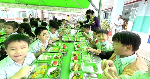 Học sinh Trường tiểu học Bông Sao, quận 8, TP.HCM trong bữa ăn trưa tại trường - Ảnh: MỸ DUNG