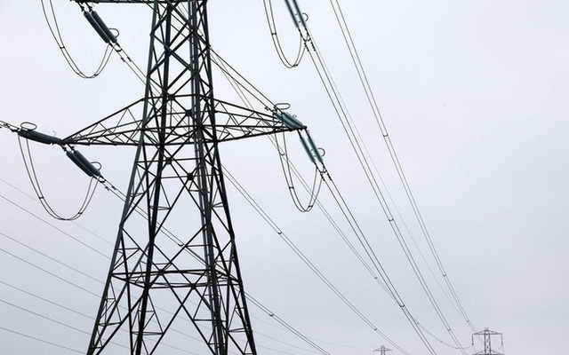 Hệ thống cột điện tại Wellingborough, Anh, ngày 30/3/2022. Ảnh: Reuters.