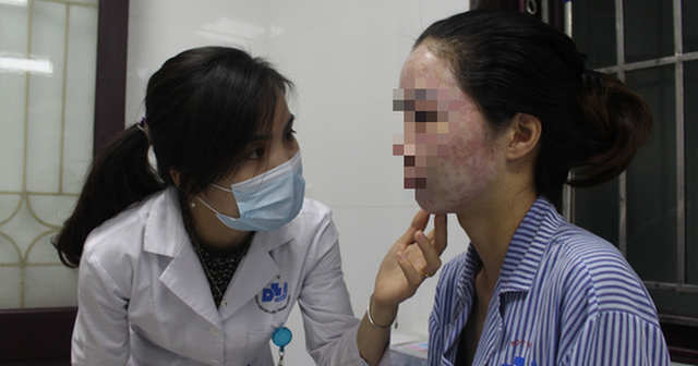Bác sĩ thăm khám cho bệnh nhân bị tổn thương toàn bộ vùng mặt sau khi điều trị mụn, nám ở spa - Ảnh: D.LIỄU