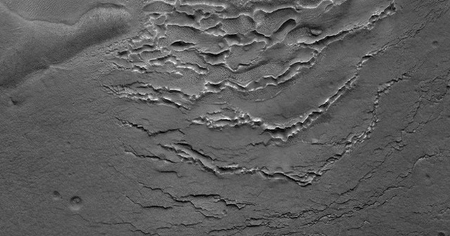 Một số hang động ở vùng Deuteronilus Mensae của sao Hỏa có thể là nơi ở thích hợp cho du khách trong tương lai - Ảnh: NASA