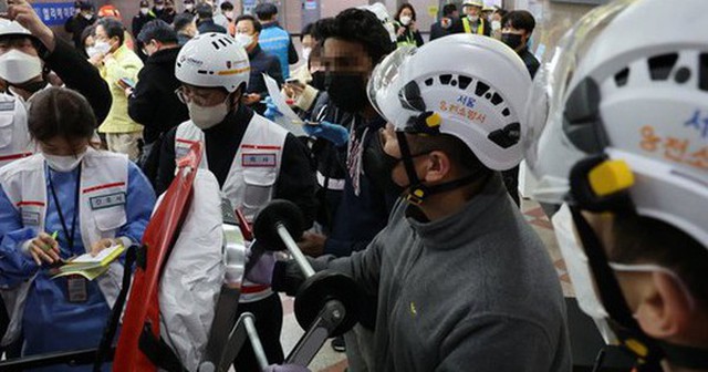 Các nhân viên cứu hộ đang kiểm tra danh sách những người bị thương tại Ga Yeongdeungpo do vụ tàu trật bánh - Ảnh: YONHAP