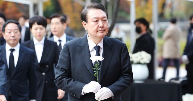 Tổng thống Hàn Quốc Yoon Suk Yeol thăm nơi tưởng niệm các nạn nhân của vụ giẫm đạp ở Seoul - Ảnh: REUTERS