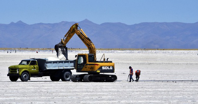 Khai thác lithium ở Argentina - Ảnh: AFP