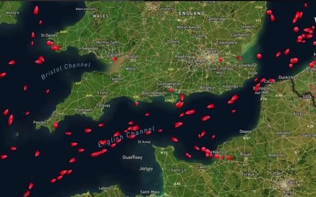 Cảnh ‘ùn tắc’ trên biển từ các tàu chở khí đốt tại eo biển Măng-sơ, Anh. Ảnh: WSJ.
