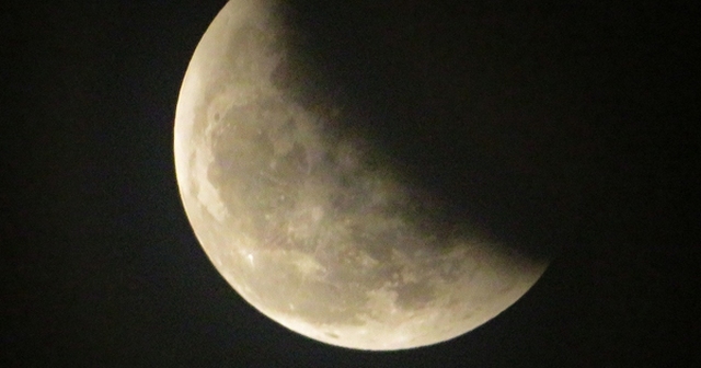 Mặt Trăng bị "cắn dở" và chỉ hơi cam nhìn từ TP HCM lúc 19 giờ 15 phút đêm 8-11 - Ảnh: ANH THƯ