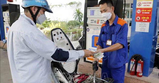 Mua bán xăng, dầu tại một điểm bán lẻ xăng, dầu trên địa bàn Hà Nội. Ảnh minh họa: Trần Việt/TTXVN